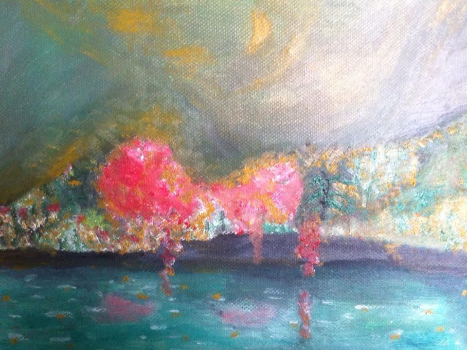 Pintura impresionista de árboles rosados reflejados en un agua turquesa, obra de María Zavala