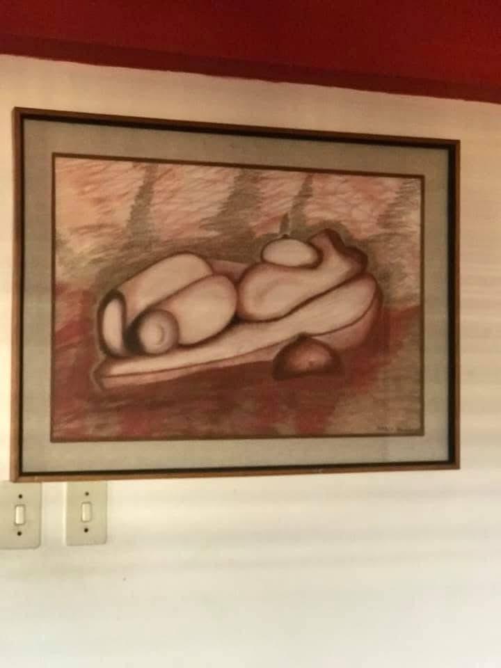 Dibujo en sanguina de una figura humana recostada, en tonos rojizos, obra de María Zavala