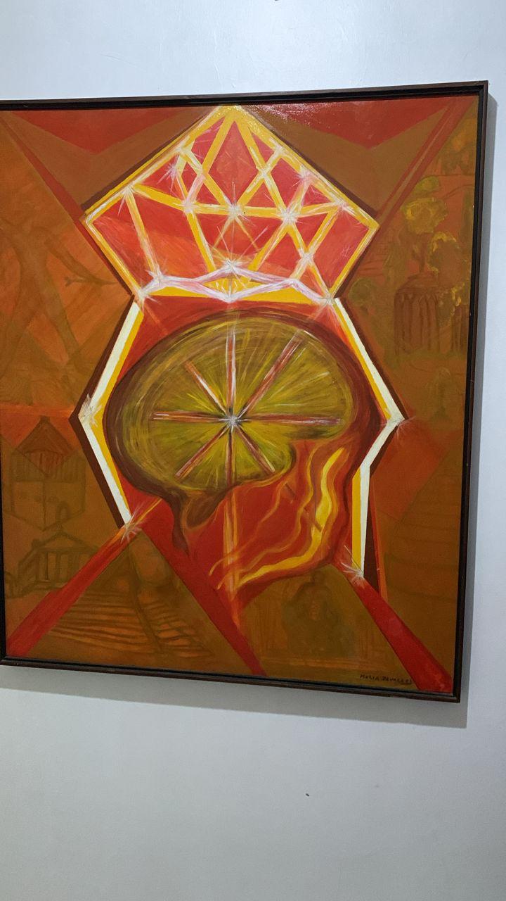 Pintura de un rostro de perfil con el cerebro iluminado en tonos rojos y amarillos, obra de María Zavala