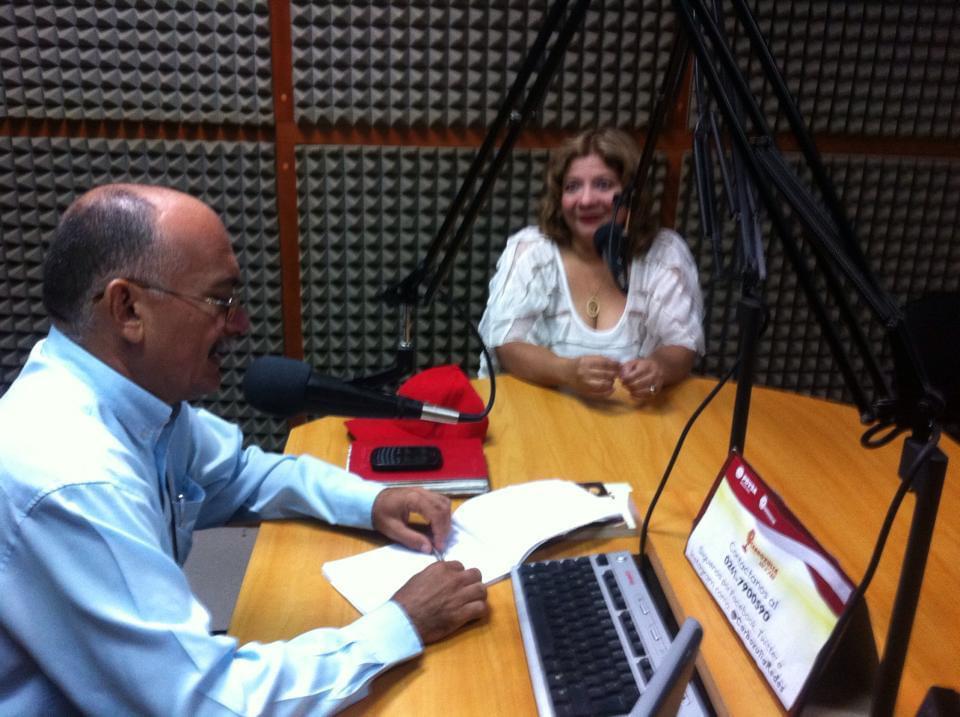 María Zavala sonriendo dentro de una cabina de radio durante una entrevista
