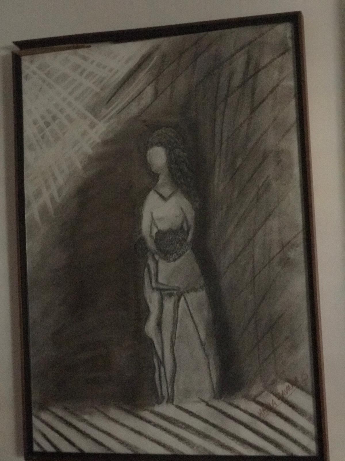 Dibujo a carboncillo de una mujer de pie entre luces y sombras, obra de María Zavala