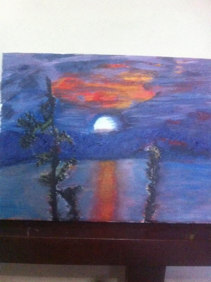 Pintura de un atardecer violeta reflejado en un lago entre dos árboles, obra de María Zavala