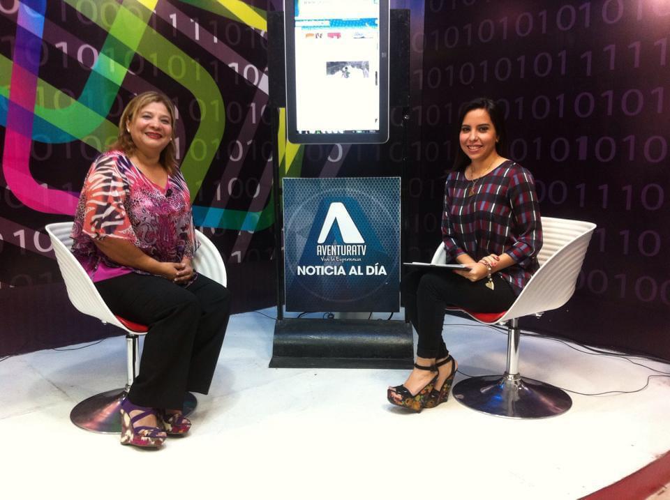 María Zavala conversando en un set de televisión durante una entrevista