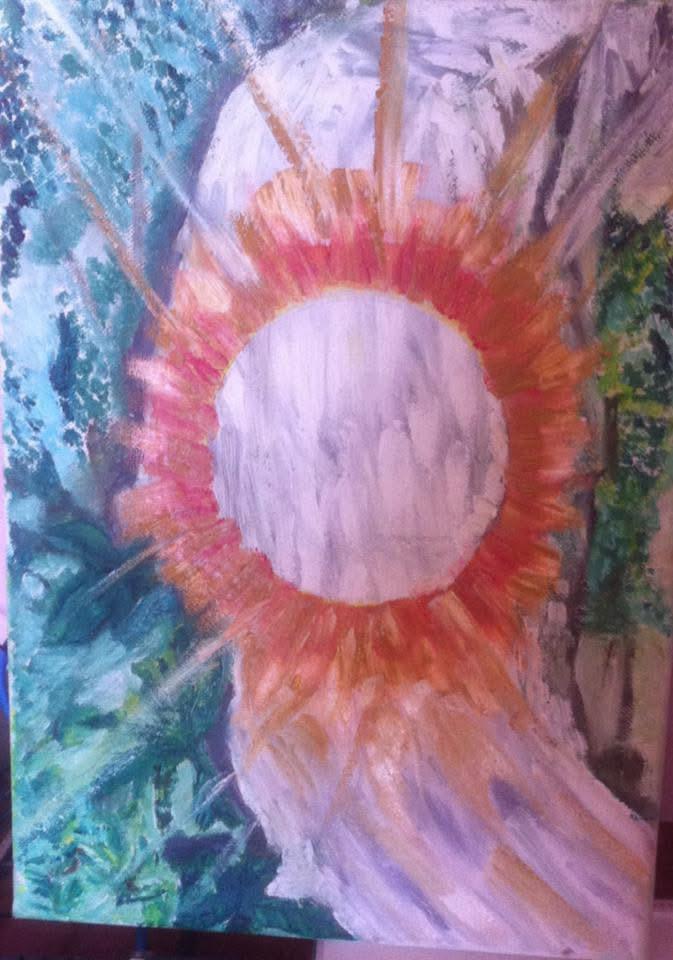 Pintura de un sol naranja irradiando sobre un fondo blanco y verde, obra de María Zavala