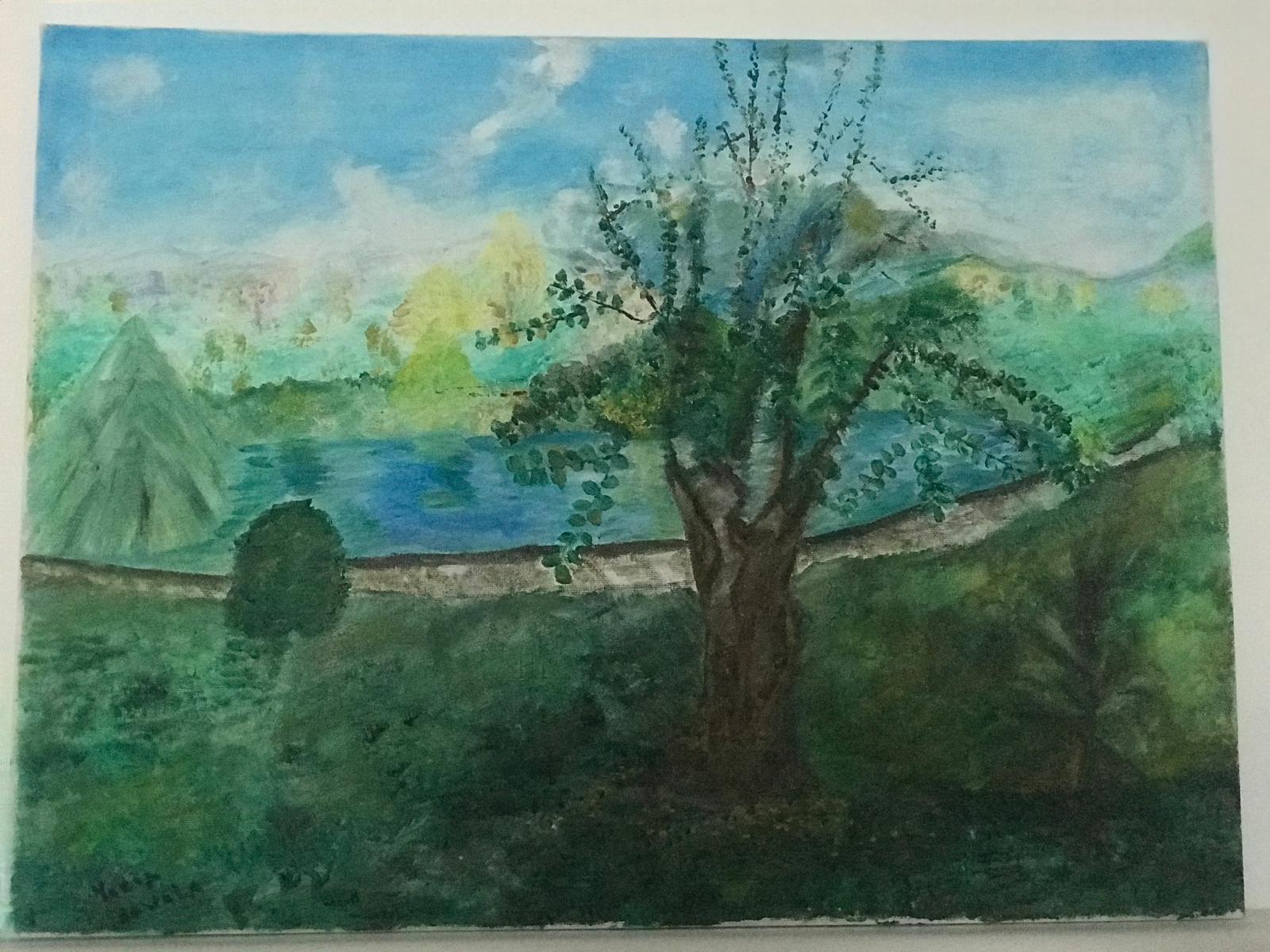 Pintura de un árbol grande frente a un lago con montañas verdes al fondo, obra de María Zavala