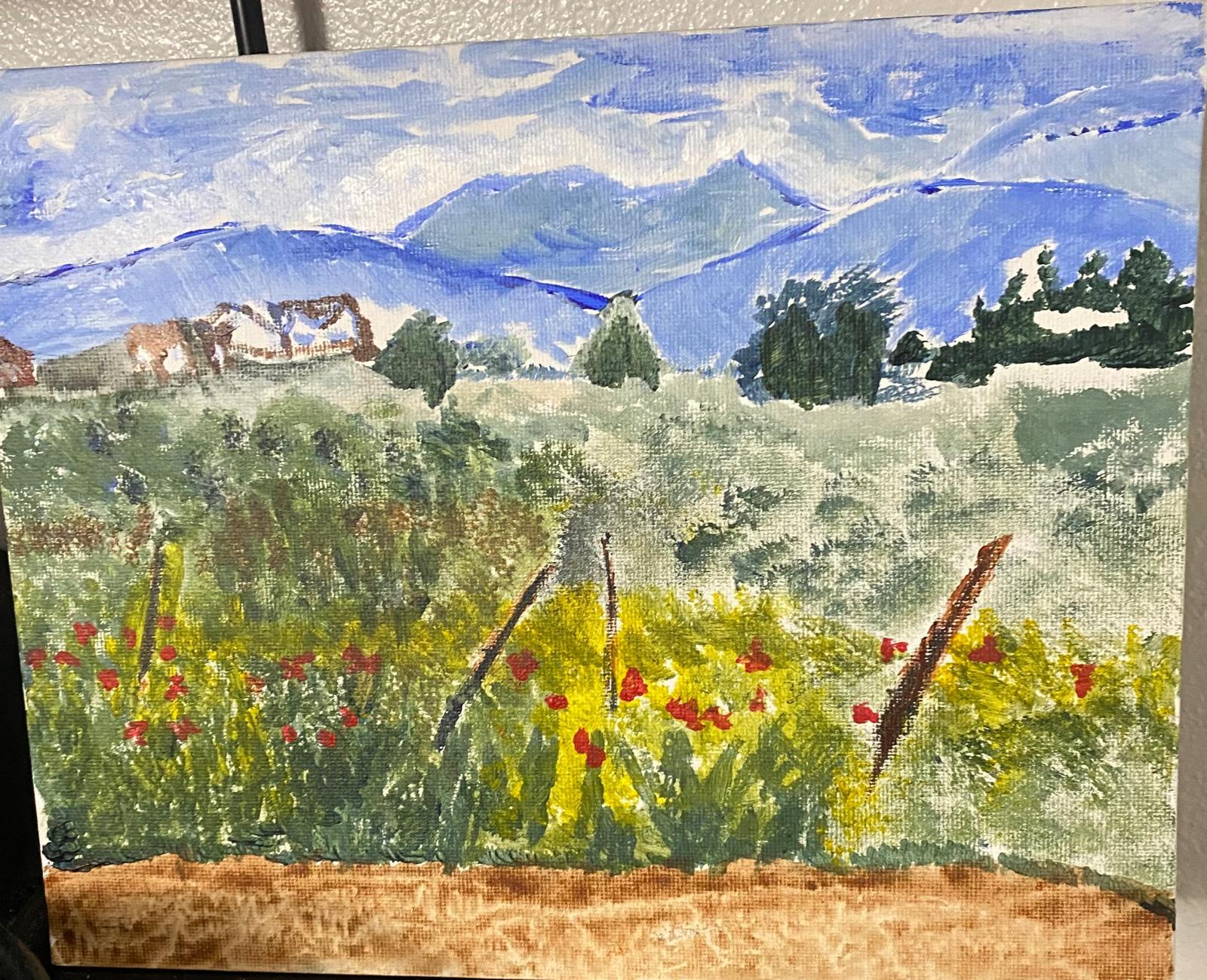 Pintura de un campo de flores rojas y amarillas frente a montañas azules, obra de María Zavala