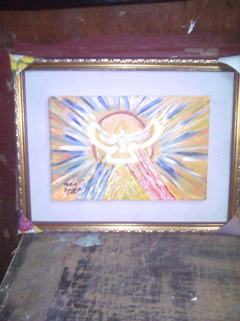 Pintura de una figura luminosa con forma de ave sobre un sol de rayos de colores, obra de María Zavala