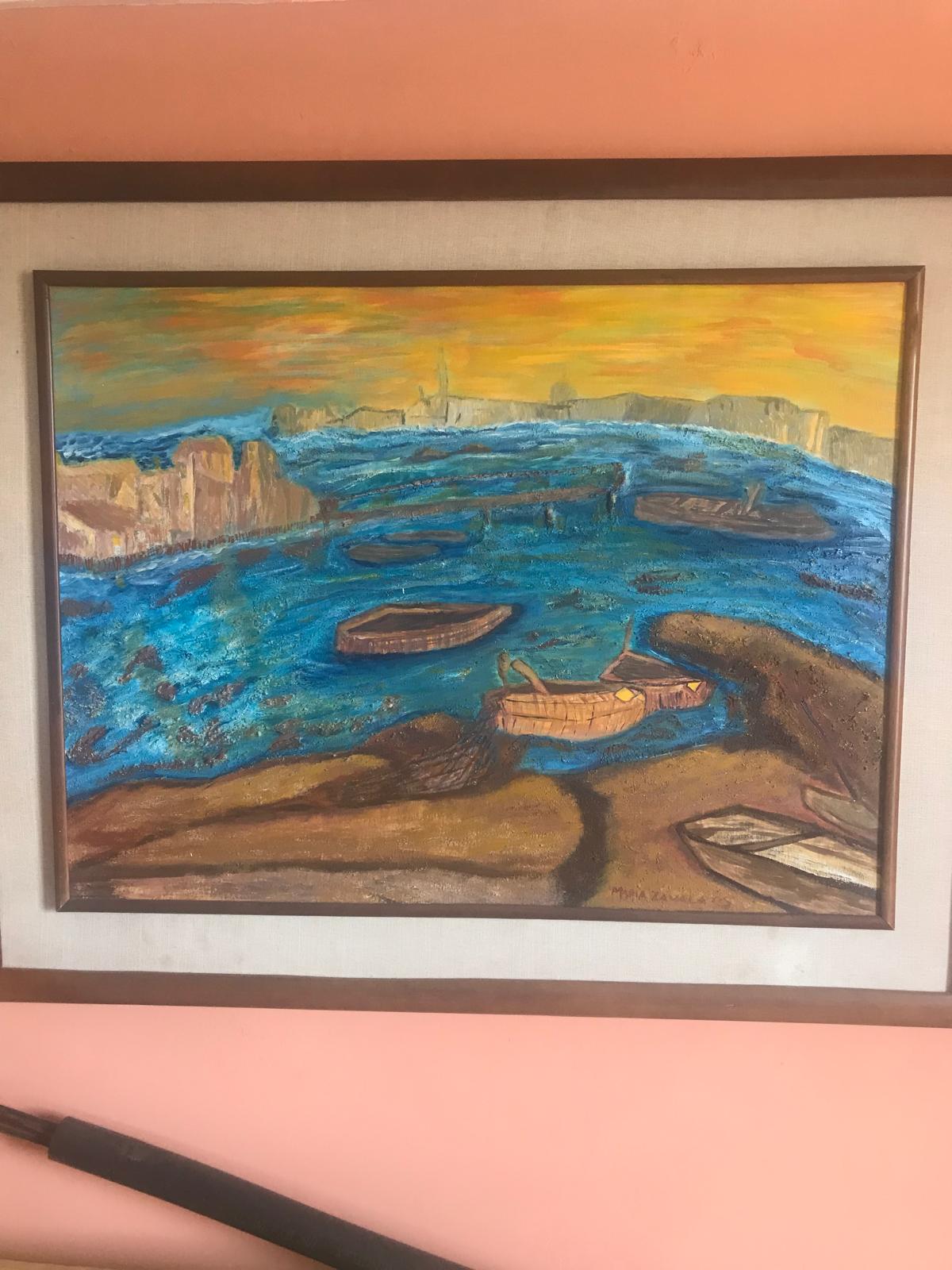 Pintura de barcas de madera en una bahía azul bajo un cielo amarillo, obra de María Zavala