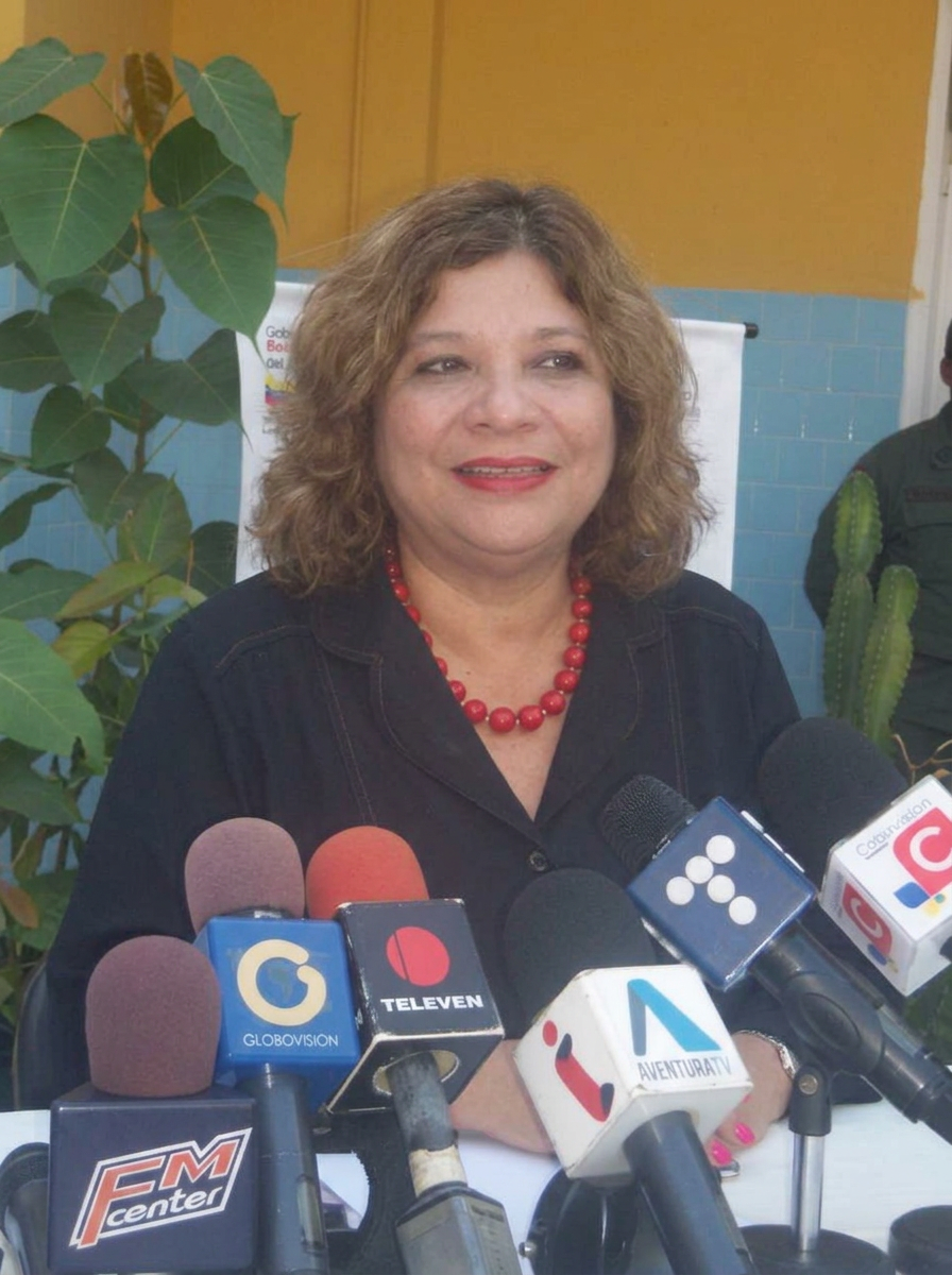 María Zavala hablando en una rueda de prensa sobre una campaña de vacunación, rodeada de micrófonos